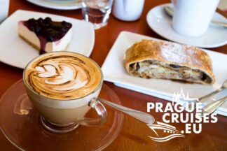 Panorama-Schifffahrt durch Prag mit Kaffee & Dessert – Kaffee und Nachtisch