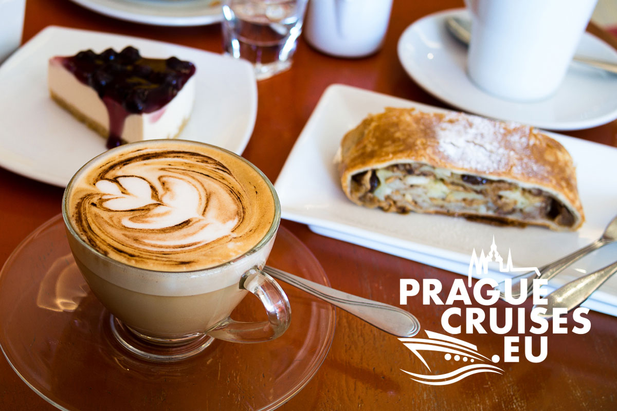 Panorama-Schifffahrt durch Prag mit Kaffee & Dessert – Kaffee und Nachtisch
