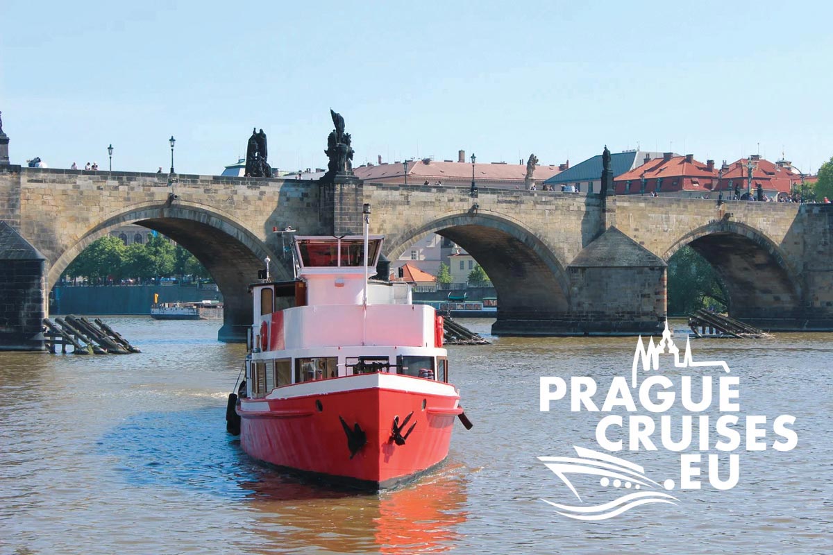 Plavba v Prahe po Vltave – Predok lode a Karlov most, Česko