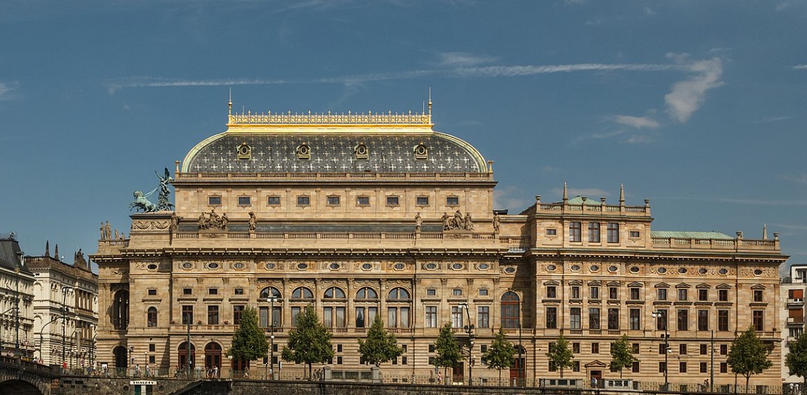 Historická budova Národního divadla po kompletní rekonstrukci fasády a rekonstrukci technologických tunelů.