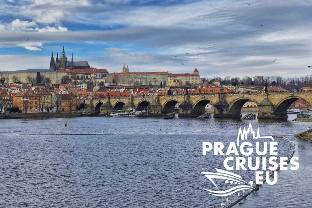 Charles Bridge, the heart of Prague: the iconic bridge connecting the Old Town with the Lesser Town. Its Gothic architecture and statues of saints create an unforgettable scenery. 