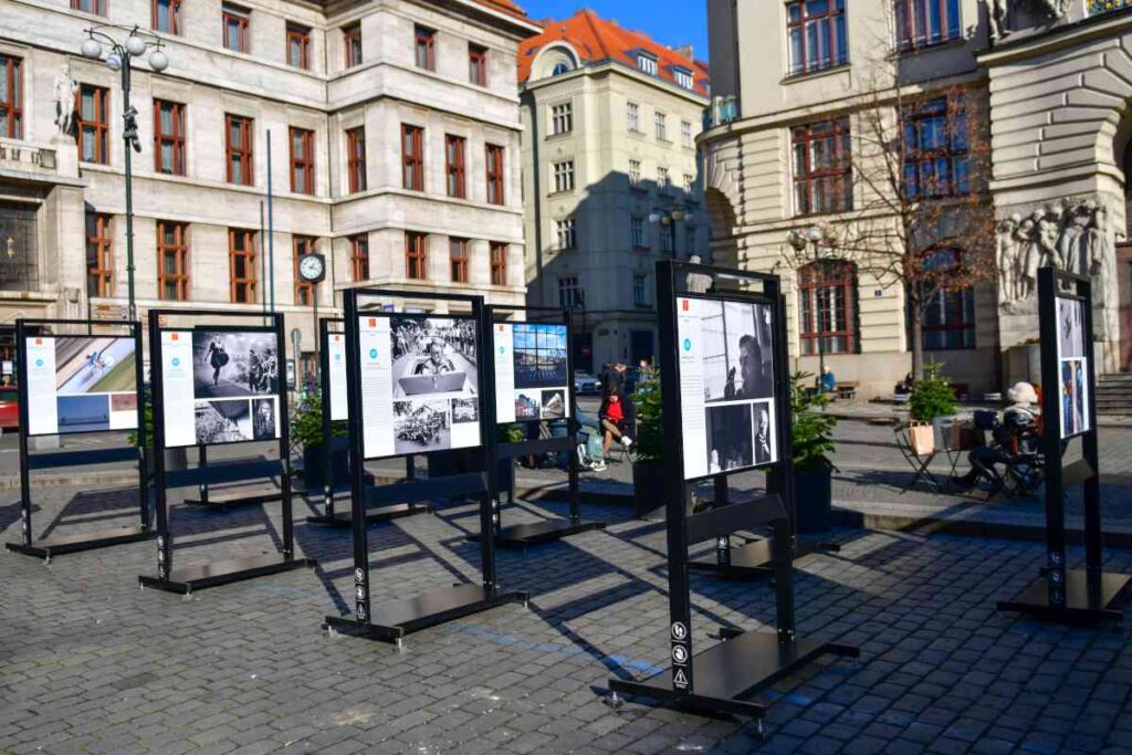 Die Ausstellung wurde in Zusammenarbeit mit Czech Photo erstellt, und die Autoren der einzelnen Fotografien sind renommierte tschechische Fotografen. Sie wird auf dem Marienplatz auf insgesamt 16 Tafeln bis Ende Februar zu sehen sein. 