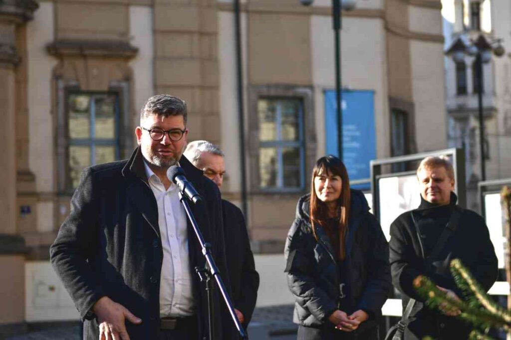 Der stellvertretende Prager Minister Jiří Pospíšil bei der Eröffnung der Ausstellung "Grant of Prague - 30th Anniversary of the Czech Press Photo Competition".