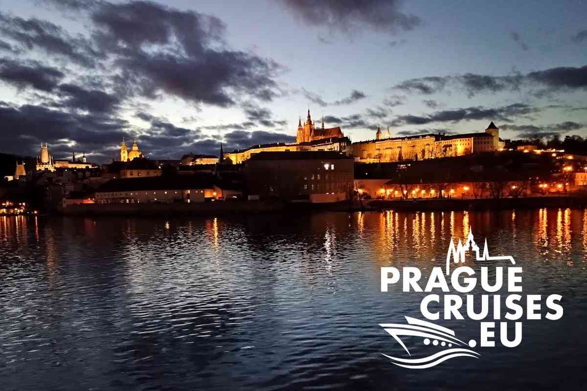 Večeře na lodi - 3hodinová noční plavba historickou Prahou